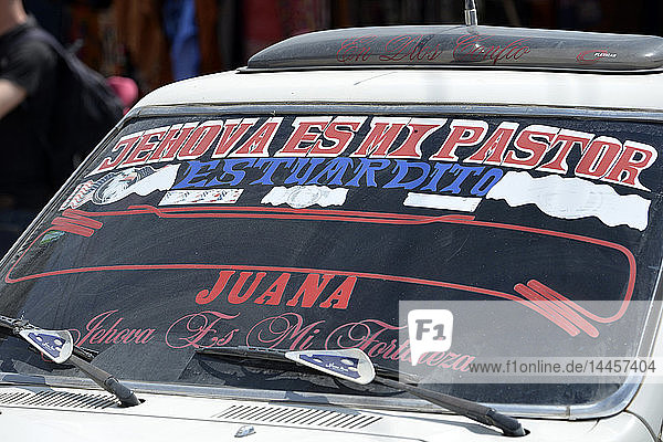 Auto mit religiöser Aufschrift San Pedro  Atitlan-See  Guatemala  Mittelamerika.