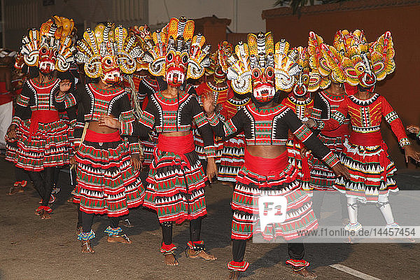 Sri Lanka; Colombo  Navam Perahera  Festival  maskierte Tänzer '