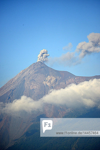 Ansicht des ausbrechenden Vulkans Fuego  Antigua  Guatemala  Mittelamerika.