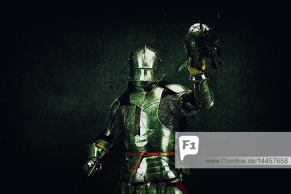 Porträt eines Ritters nach der Schlacht  in der Hand einen feindlichen Helm
