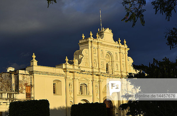 Die Kathedrale von Santiago  Antigua  Guatemala  Mittelamerika.