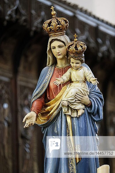Jungfrau und Kind. Holz geschnitzt. Kathedrale der Himmelfahrt Mariens und des Heiligen Johannes des Täufers. Aosta. Italien.