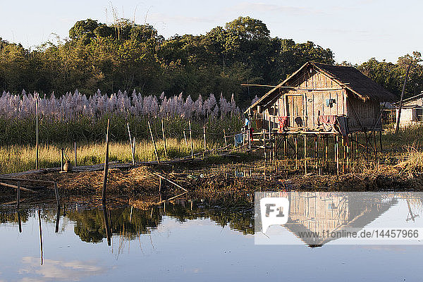 Haus aus Bambus und sein Spiegelbild im Inle-See  Nyaungshwe  Birma