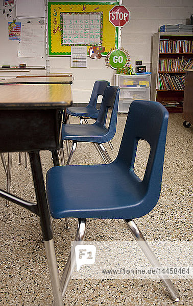 Drei Tische in einem Klassenzimmer