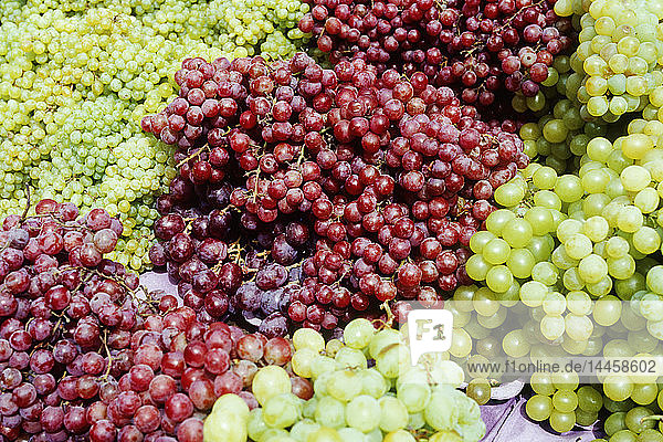 Weintrauben an einem Marktstand