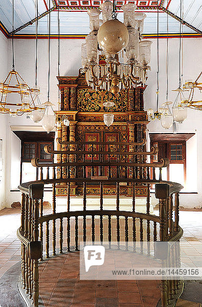 Innenraum einer 1640 erbauten und kürzlich restaurierten jüdischen Synagoge mit schönen Holzarbeiten  Chendamangalam  Kerala  Indien