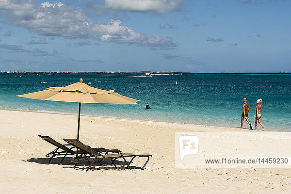 Sonnenschirme am Strand von Grace Bay  Providenciales  Turks- und Caicosinseln  Westindische Inseln  Mittelamerika