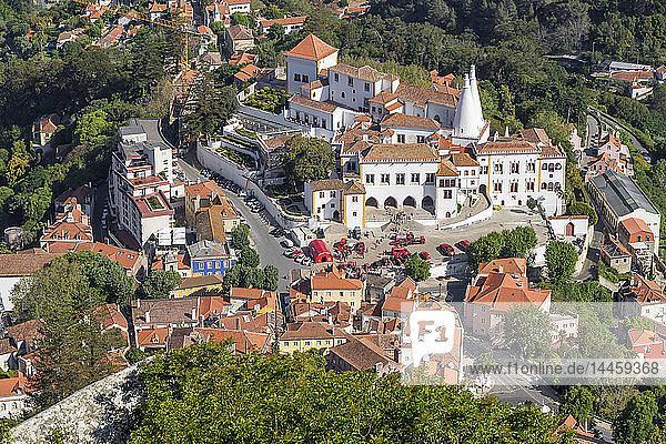 Blick von der maurischen Burg hinunter auf das historische Zentrum von Sintra  Portugal