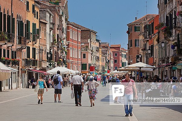Spaziergänger auf der Via Garibaldi in Venedig  Venetien  Italien