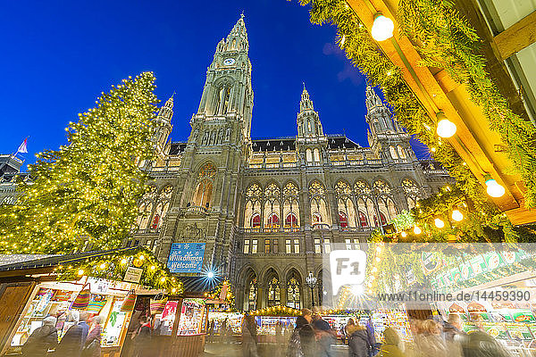 Rathaus und Weihnachtsmarkt bei Nacht auf dem Rathausplatz  Wien  Österreich