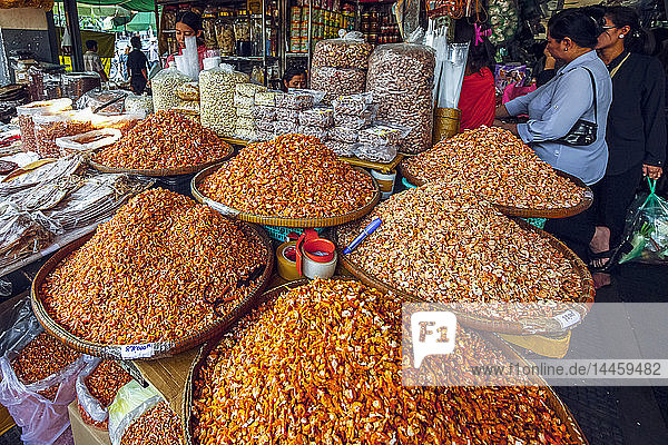 Stapel von getrockneten Garnelen zum Verkauf an einem Stand auf diesem riesigen alten Markt  Zentralmarkt  Stadtzentrum  Phnom Penh  Kambodscha  Indochina  Südostasien