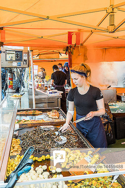 Verkäufer beim Grillen auf einem Markt in Helsinki  Finnland