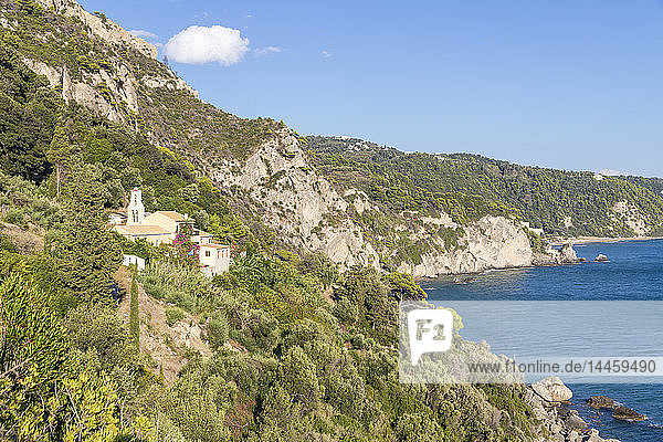 Kleines Kloster in den Hügeln über dem Strand von Mirtiotissa  Korfu  Griechische Inseln  Griechenland