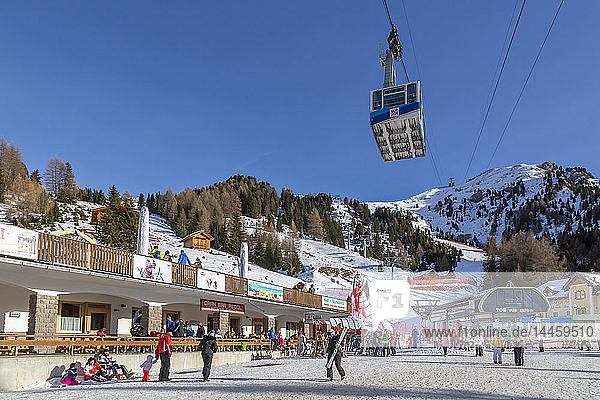 Seilbahn und Skidorf Pecol im Winter  Canazei  Val di Fassa  Trentino  Italien