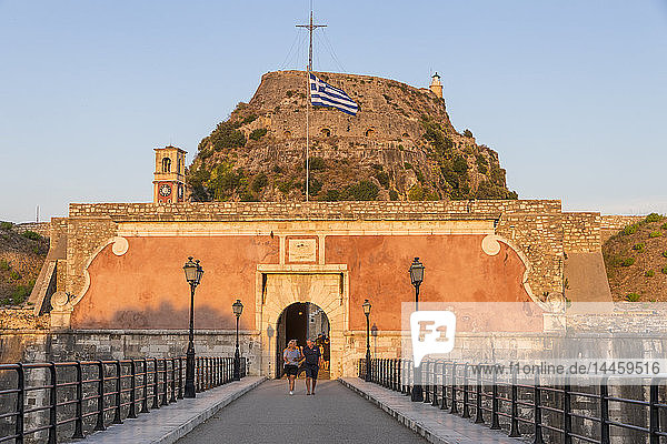 Eingangstor mit der alten Festung von Korfu-Stadt (Kerkyra) im Hintergrund bei Sonnenuntergang  Korfu  Griechische Inseln  Griechenland