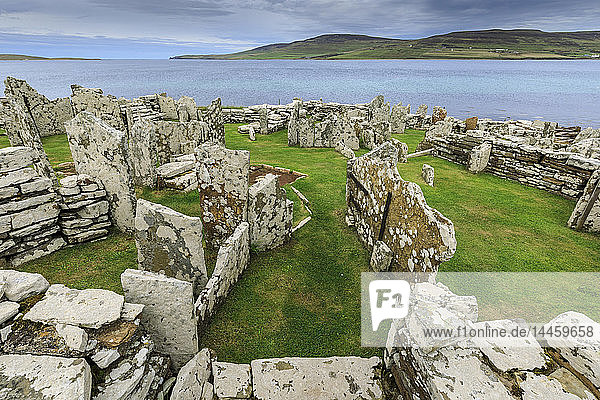 Broch of Gurness  Blick auf die Insel Rousay  Komplex aus der Eisenzeit  prähistorische Siedlung  Eynhallow Sound  Orkney Islands  Schottland  UK