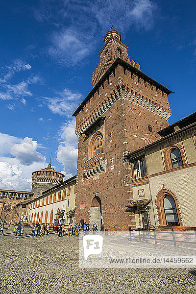 Blick auf das Castello Sforzesco (Sforza-Schloss) an einem sonnigen Tag  Mailand  Lombardei  Italien