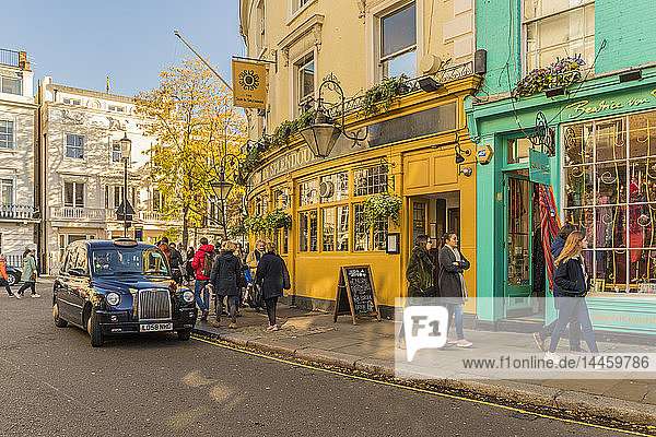 Eine Straßenszene in der Portobello Road  in Notting Hill  London  England  Vereinigtes Königreich