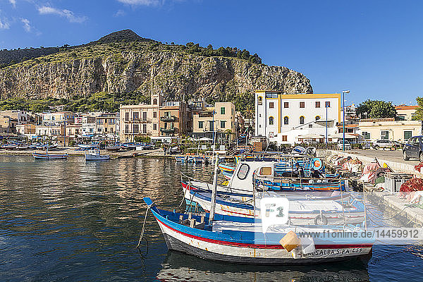 Bunte Boote vor Anker im Hafen von Mondello mit Blick auf den Monte Gallo im Hintergrund  Palermo  Sizilien  Italien