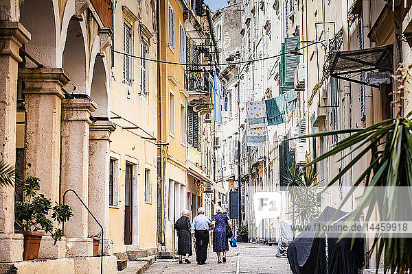 Menschen  die durch eine Gasse in der Altstadt von Korfu gehen  Insel Korfu  Ionische Inseln  Griechenland