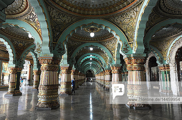 Durbar-Saal mit gemeißelten Säulen im Mysore-Palast  erbaut zwischen 1897 und 1912  Mysore  Karnataka  Indien