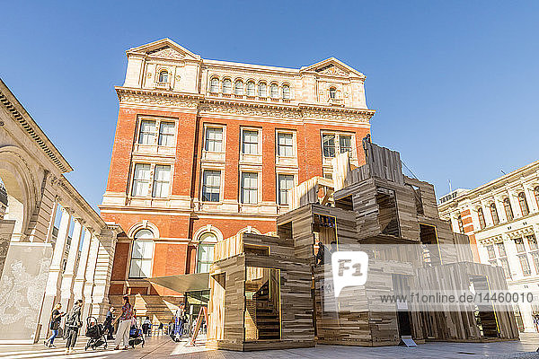 Der Sackler Courtyard im V and A (Victoria and Albert) Museum  South Kensington  London  England  Vereinigtes Königreich