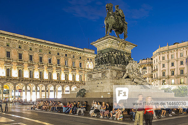 Blick auf die Statue von Vittorio Emanuele II auf der Piazza Del Duomo in der Abenddämmerung  Mailand  Lombardei  Italien