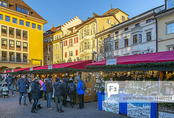 Customers at Christmas market in Piazza Walther  Bolzano  Italy