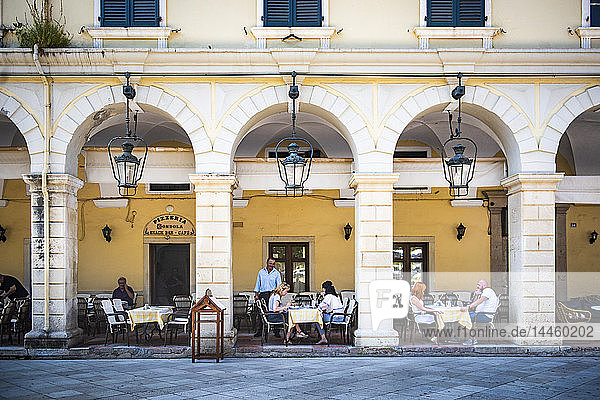 Menschen speisen unter Bögen in einem Restaurant in der Altstadt von Korfu  Insel Korfu  Ionische Inseln  Griechenland