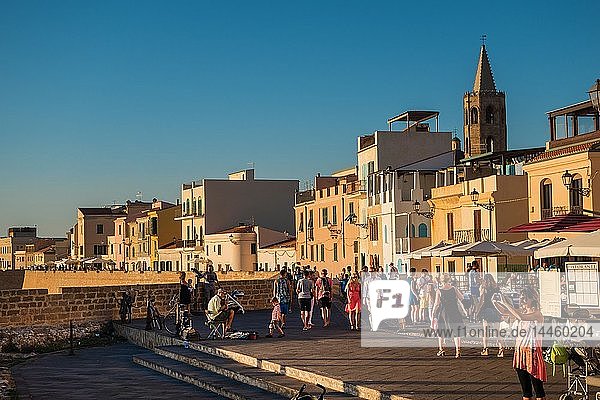 Touristen in der Stadt Alghero  Sardinien  Italien