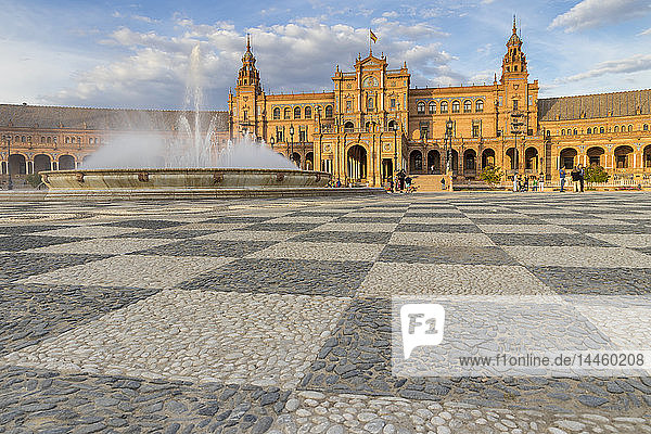 Springbrunnen und Hauptgebäude an der Plaza de Espana  Sevilla  Andalusien  Spanien