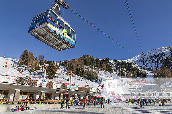 Seilbahn und Skigebiet in Canazei  Trentino-Südtirol  Italien