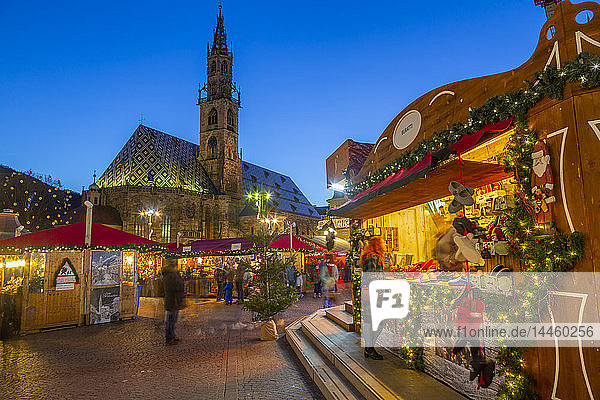 Bozener Dom und Langzeitbelichtung von Kunden auf dem Weihnachtsmarkt am Waltherplatz  Bozen  Italien