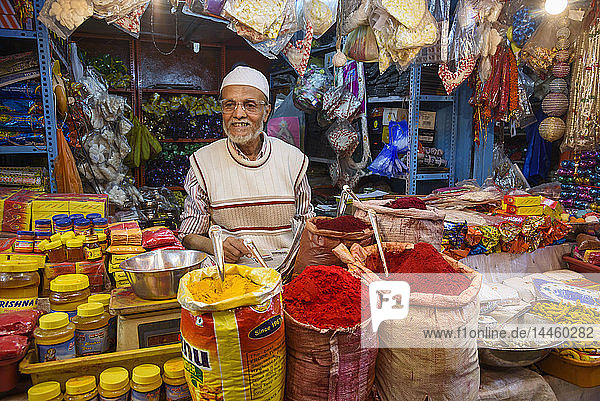 Verkäufer am Stand auf dem Krishnarajendra-Markt in Bangalore  Karnataka  Indien