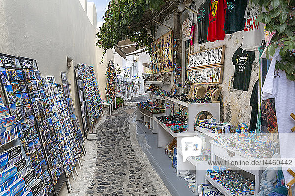 Blick auf Souvenirs auf der Straße in Pyrgos  Thira  Santorini  Kykladeninseln  Griechenland