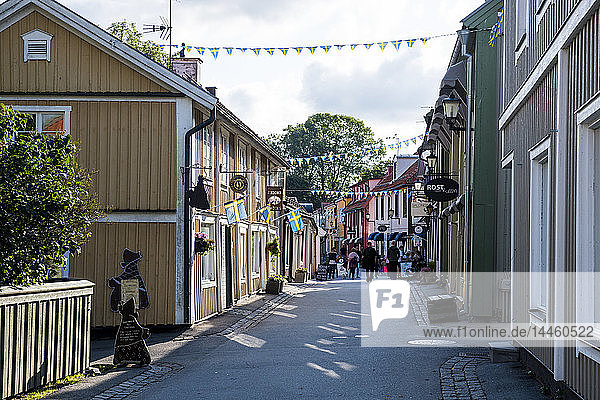 Alte Häuser in der Fußgängerzone von Sigtuna  der ältesten Stadt Schwedens  Skandinavien