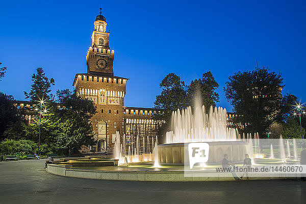 Blick auf das Castello Sforzesco (Sforza-Schloss) und die Brunnen in der Abenddämmerung  Mailand  Lombardei  Italien