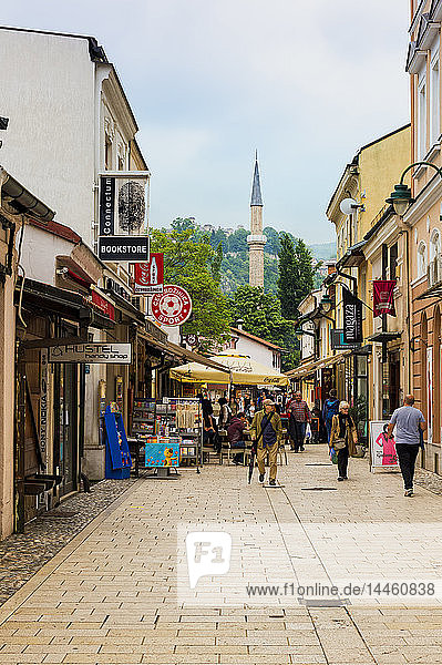 Einkäufer auf dem Bascarsija-Basar in Sarajewo  Bosnien und Herzegowina