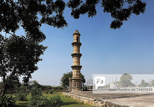 Einzelnes Minarett auf einem hohen Sockel der zwischen 1526-36 erbauten Moschee von Bahadur Shah  Champaner  Gujarat  Indien