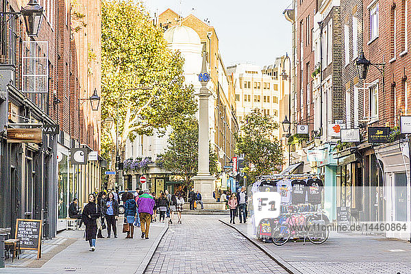 Earlham Street mit Blick auf Seven Dials  in Covent Garden  London  England
