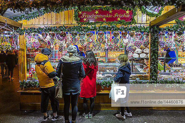 Menschen beim Einkaufen auf dem nächtlichen Weihnachtsmarkt auf dem Rathausplatz  Wien  Österreich
