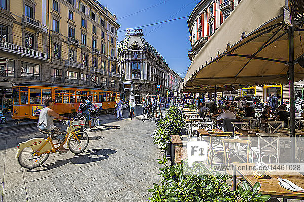 Blick auf Restaurant  Straßenbahn und Fußgänger in der Via Dante  Mailand  Lombardei  Italien
