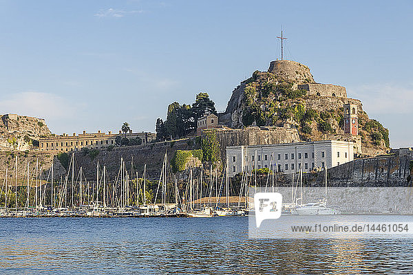 Die alte Festung von Korfu-Stadt (Kerkyra) vom Strand Faliraki aus gesehen  Korfu  Griechische Inseln  Griechenland