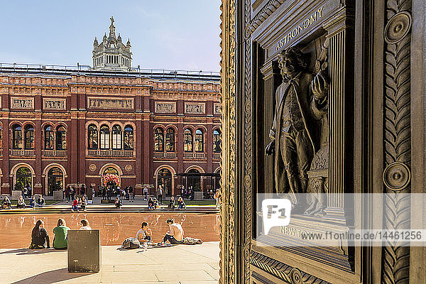 Verschnörkelte Türen im V and A Museum (Victoria and Albert)  South Kensington  London  England  Vereinigtes Königreich