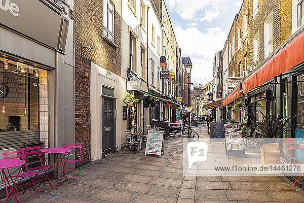 A street and restaurant scene in Fitrovia  London  England  United Kingdom