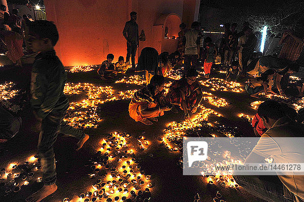 Hinduistische Gläubige stellen brennende Puja-Lampen im Tempelhof auf  um das jährliche Shivraatri-Fest zu feiern  Bezirk Koraput  Odisha  Indien