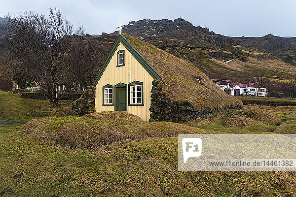 Lutherische Myrdal-Turf-Kirche von Hof  umgeben von Moos  Skaftafell  Island  Polarregionen