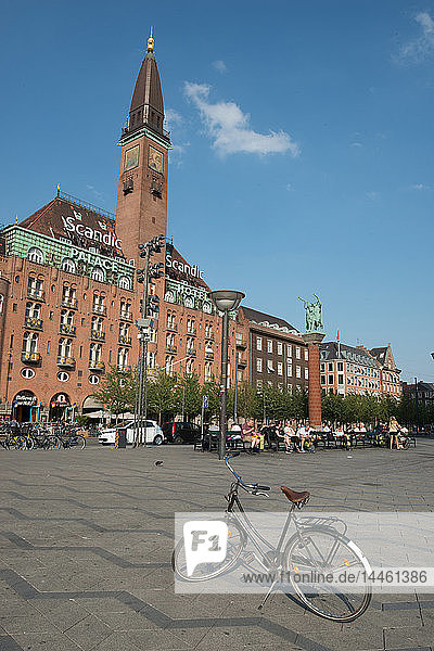 Einsames Fahrrad auf dem Radhuspladsen  Rathausplatz  Kopenhagen  Dänemark  Skandinavien