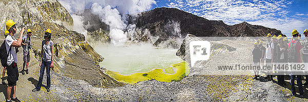 Touristen erkunden den White Island Volcano  einen aktiven Vulkan in der Bay of Plenty  Nordinsel  Neuseeland  Pazifik