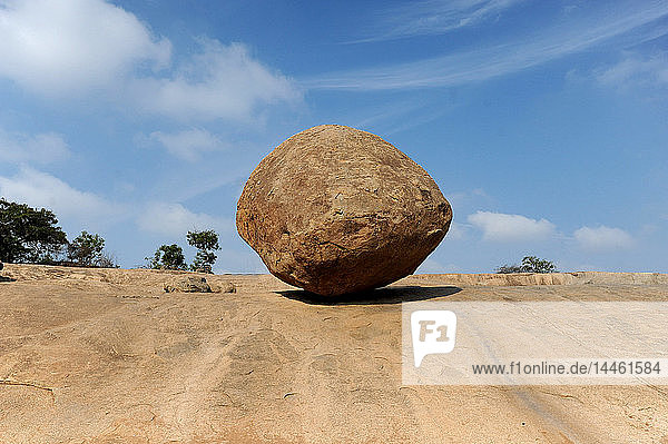 Krishnas Butterkugel  eine große Granitkugel  die seit über 1200 Jahren an dieser schrägen Stelle steht  Mammalapuram  Tamil Nadu  Indien
